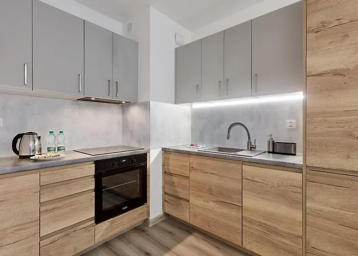 Airport Comfy By Bookinghost Apartment *